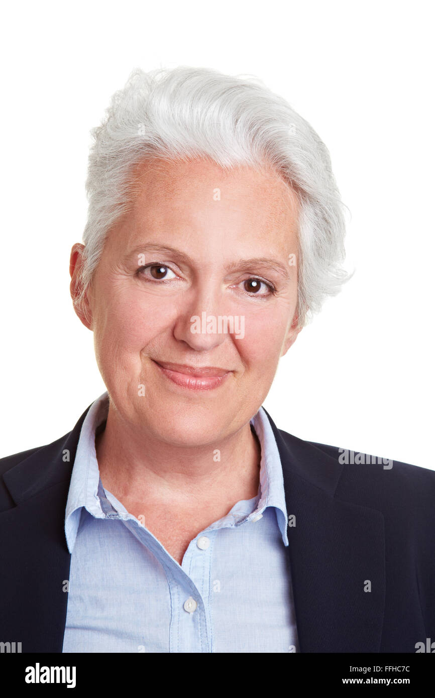 Colpo alla testa di sorridere senior donna con i capelli grigi Foto Stock