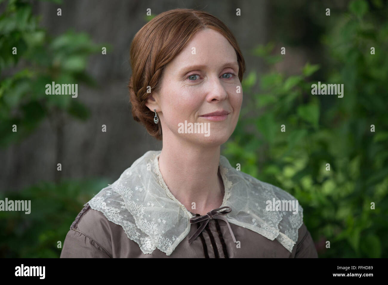 Una tranquilla passione è una imminente angloamericano film biografico Diretto e scritto da Terence Davies. Le stelle del cinema di Cynthia Nixon come un reclusive poeta americano Emily Dickinson. Questa fotografia è per il solo uso editoriale ed è il copyright del film company e/o il fotografo assegnato dal film o società di produzione e può essere riprodotto solo da pubblicazioni in congiunzione con la promozione del film di cui sopra. Un credito per il film company è richiesto. Il fotografo deve anche essere accreditato quando noto. Foto Stock