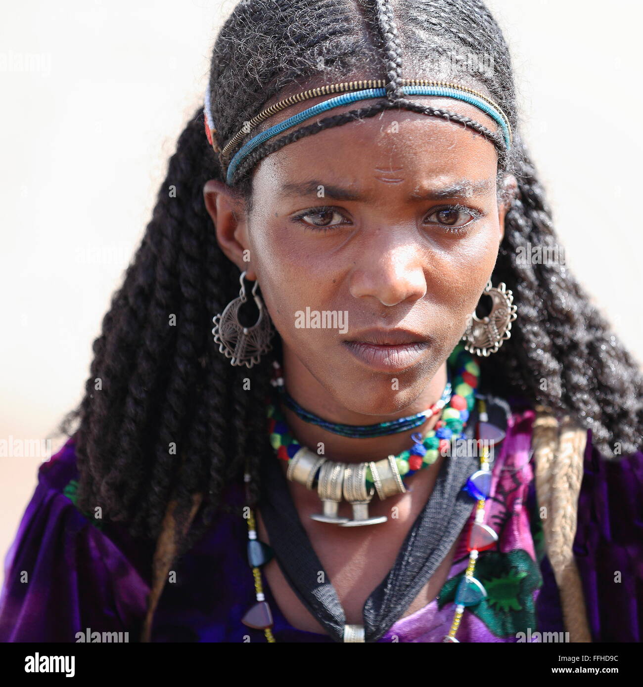 SENBETE, ETIOPIA-marzo 24: Donna con braidshairstyle attende la sua famiglia al di fuori del mercato di domenica. Oromos-amharas-afar soddisfare Foto Stock