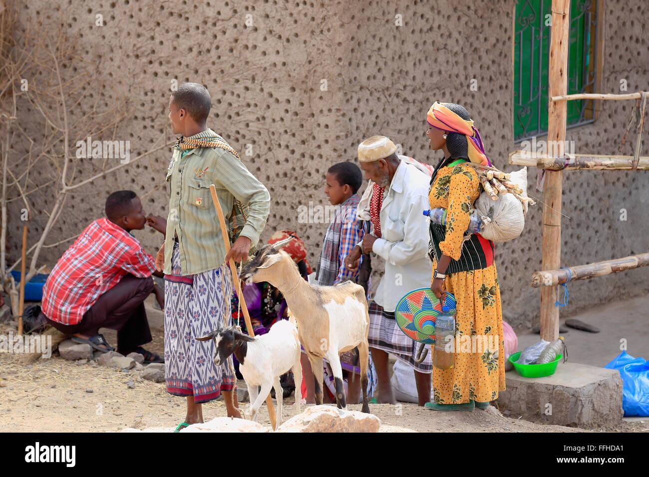 SENBETE, ETIOPIA-marzo 24: gruppo di famiglia trasporta gli articoli acquistati nel mercato di domenica il 24 marzo 2013. Città Senbete Foto Stock