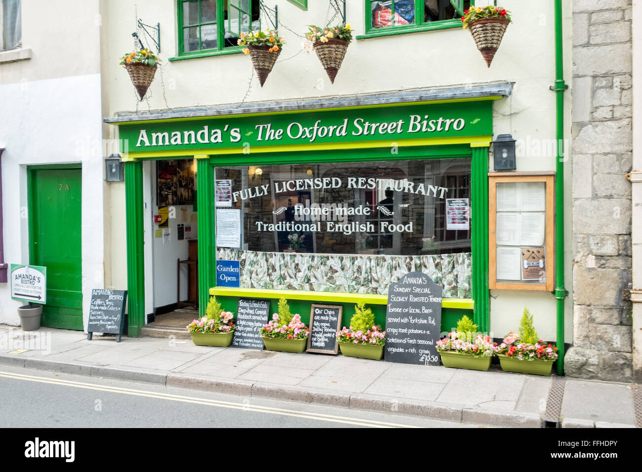 La parte anteriore di un tipico paese britannico town ristorante autorizzato alla vendita di alcolici, "Amanda's" bistro su Oxford street, Malmesbury, Wiltshire, Regno Unito Foto Stock