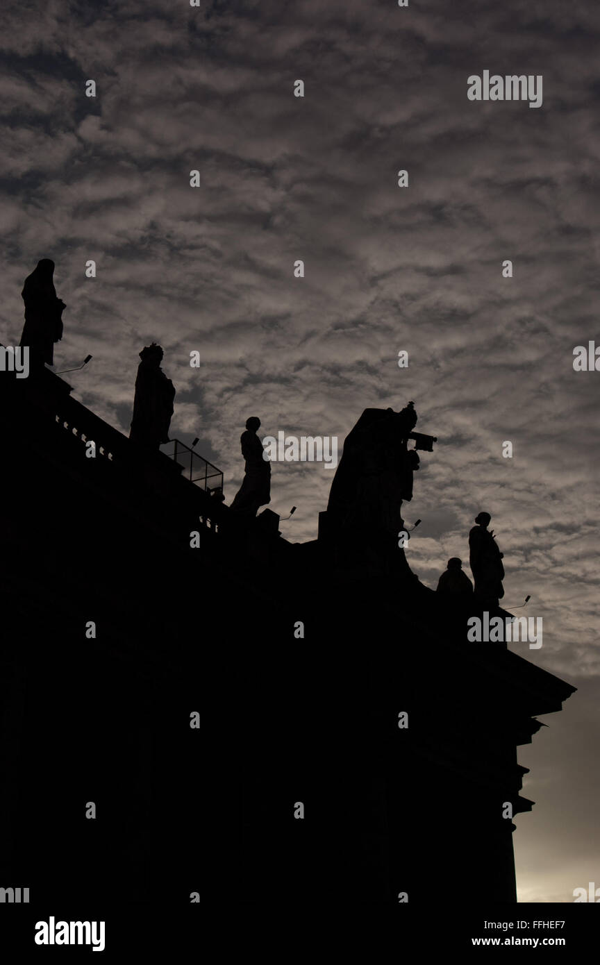 Vista la silhouette di una scena specifica della Bibbia apocalisse in Roma, Piazza San Pietro. Foto Stock