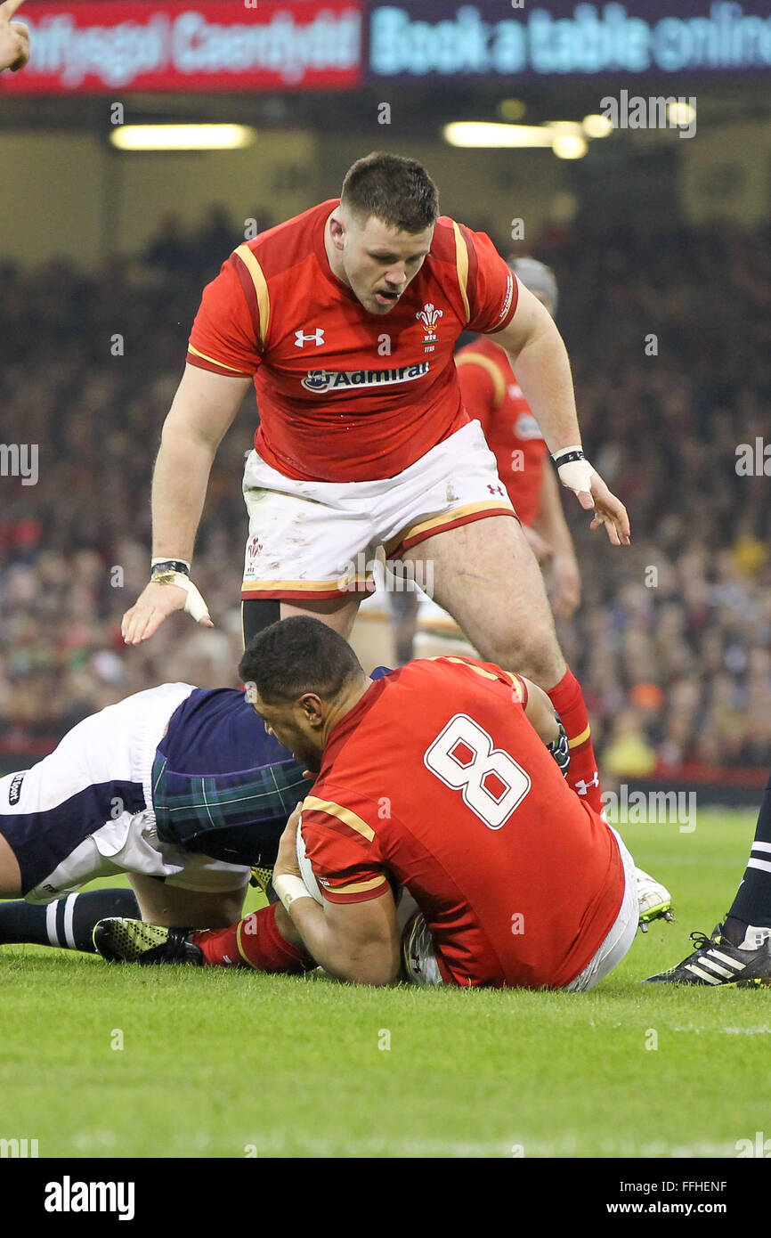 Principato Stadium di Cardiff, Galles. Xiii Febbraio, 2016. RBS 6 Nazioni campionati. Il Galles contro Scozia. Rob Evans (Galles) Supporto di team-mate Taulupe Faletau. Credito: Azione Sport Plus/Alamy Live News Foto Stock