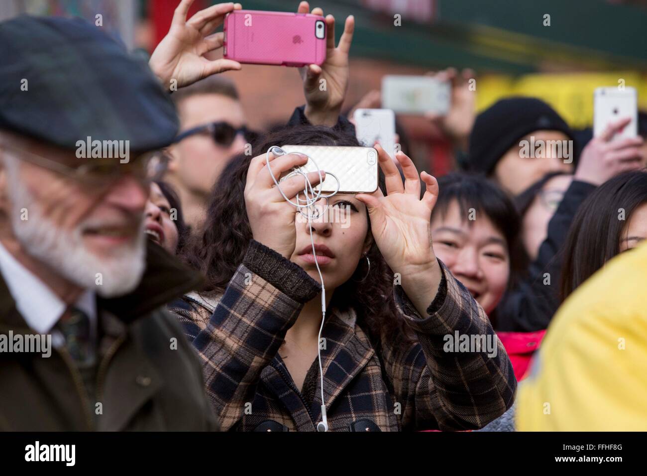 Manchester festeggia il nuovo anno cinese di oggi. La Folla di scattare delle foto sui loro telefoni Foto Stock