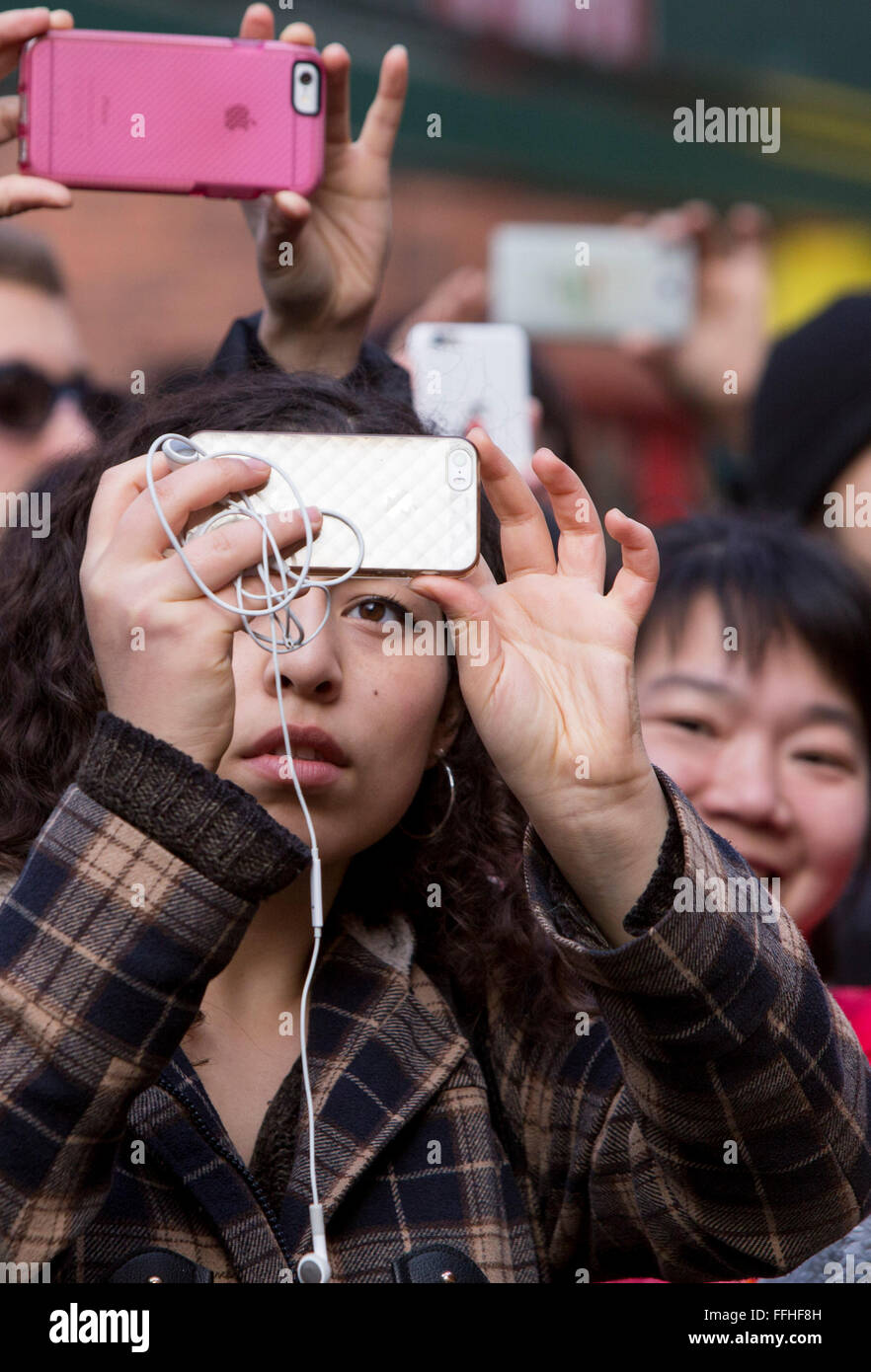 Manchester festeggia il nuovo anno cinese di oggi. La Folla di scattare delle foto sui loro telefoni Foto Stock