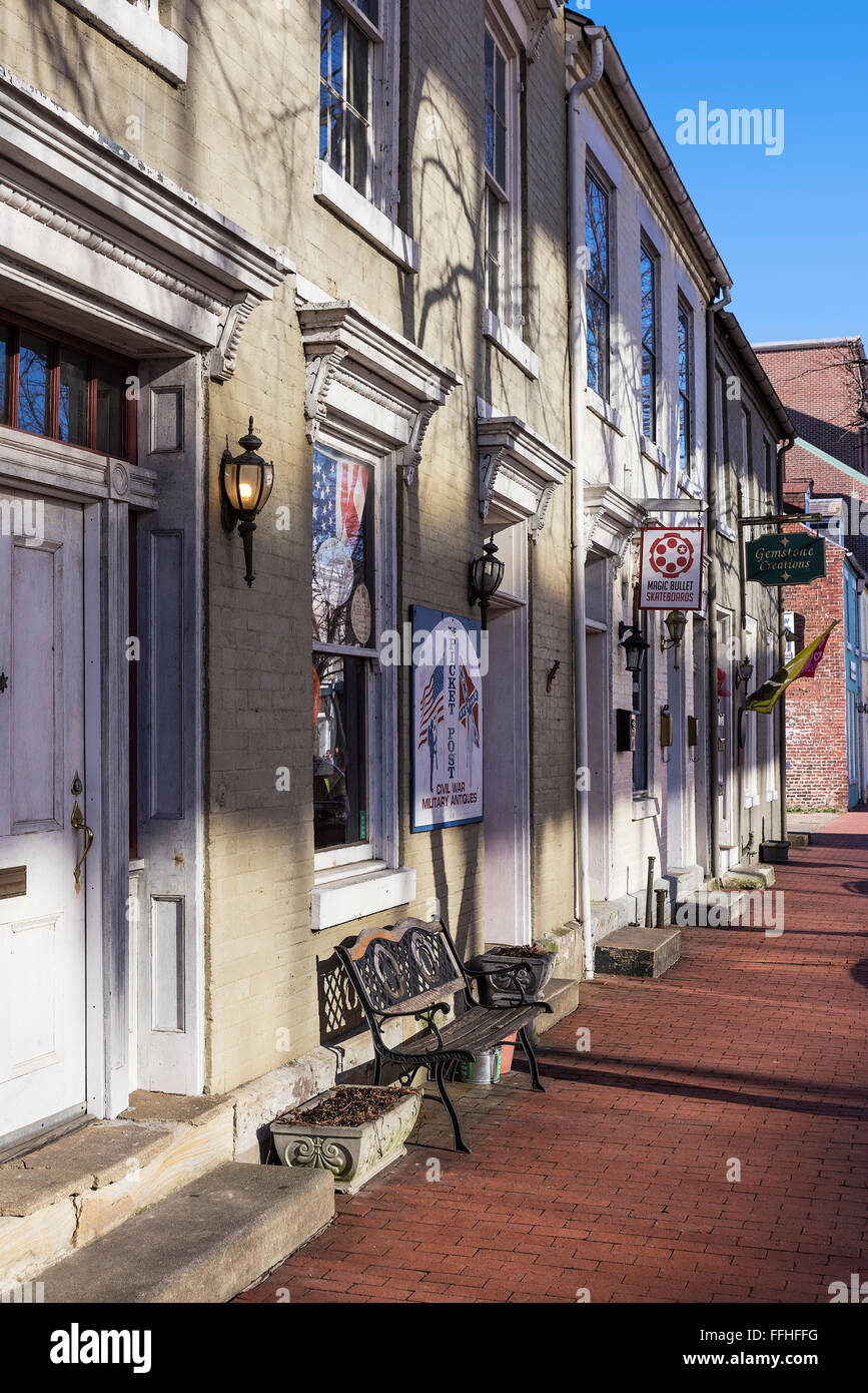Negozi lungo Caroline Street nel quartiere storico di Fredericksburg, Virginia, Stati Uniti d'America Foto Stock