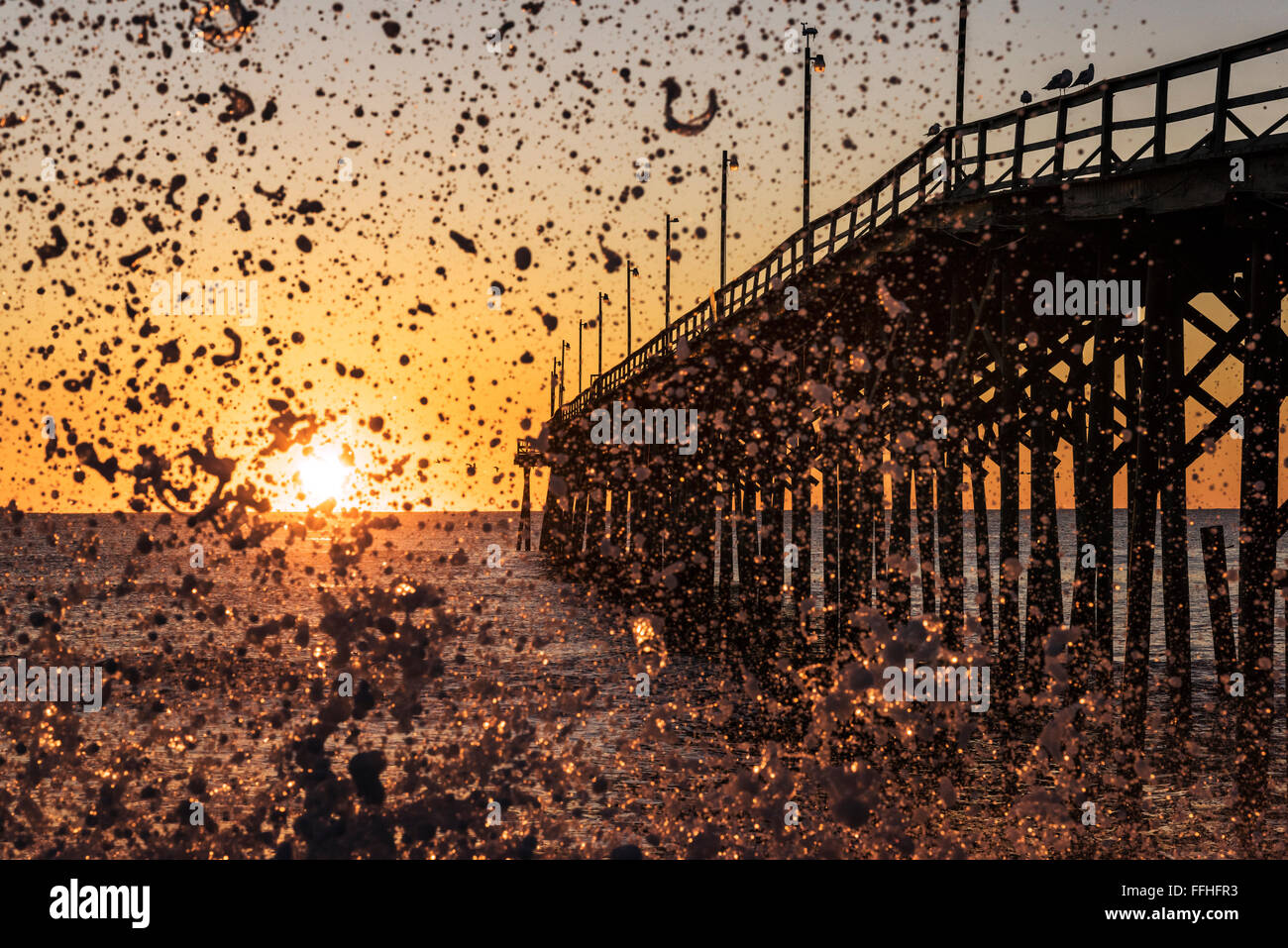 La pesca del molo a Carolina Beach, North Carolina, STATI UNITI D'AMERICA Foto Stock