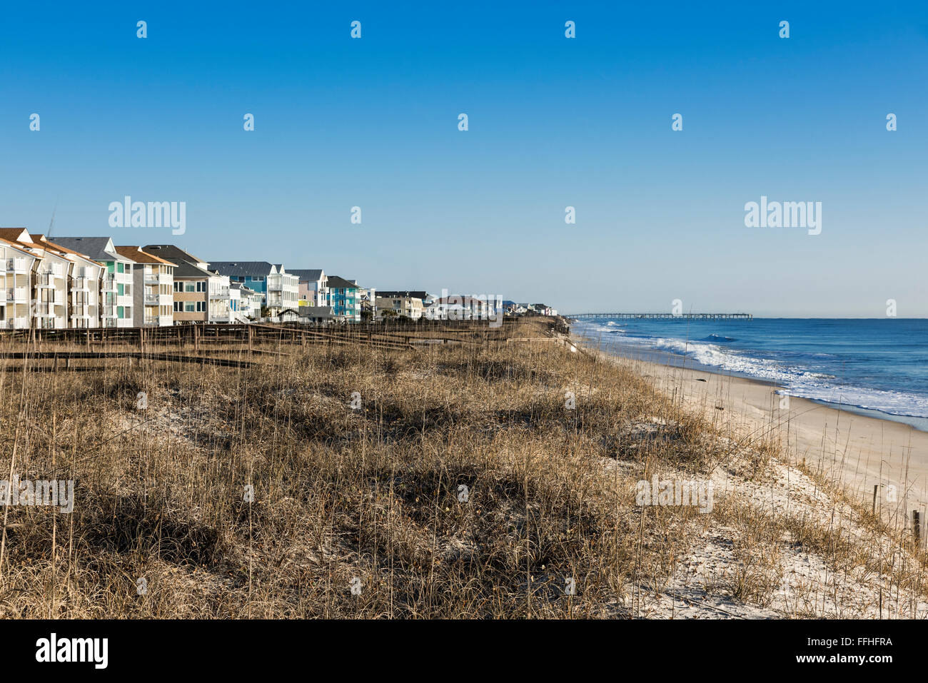 Lungomare spiaggia case lungo Carolina Beach, North Carolina, STATI UNITI D'AMERICA Foto Stock