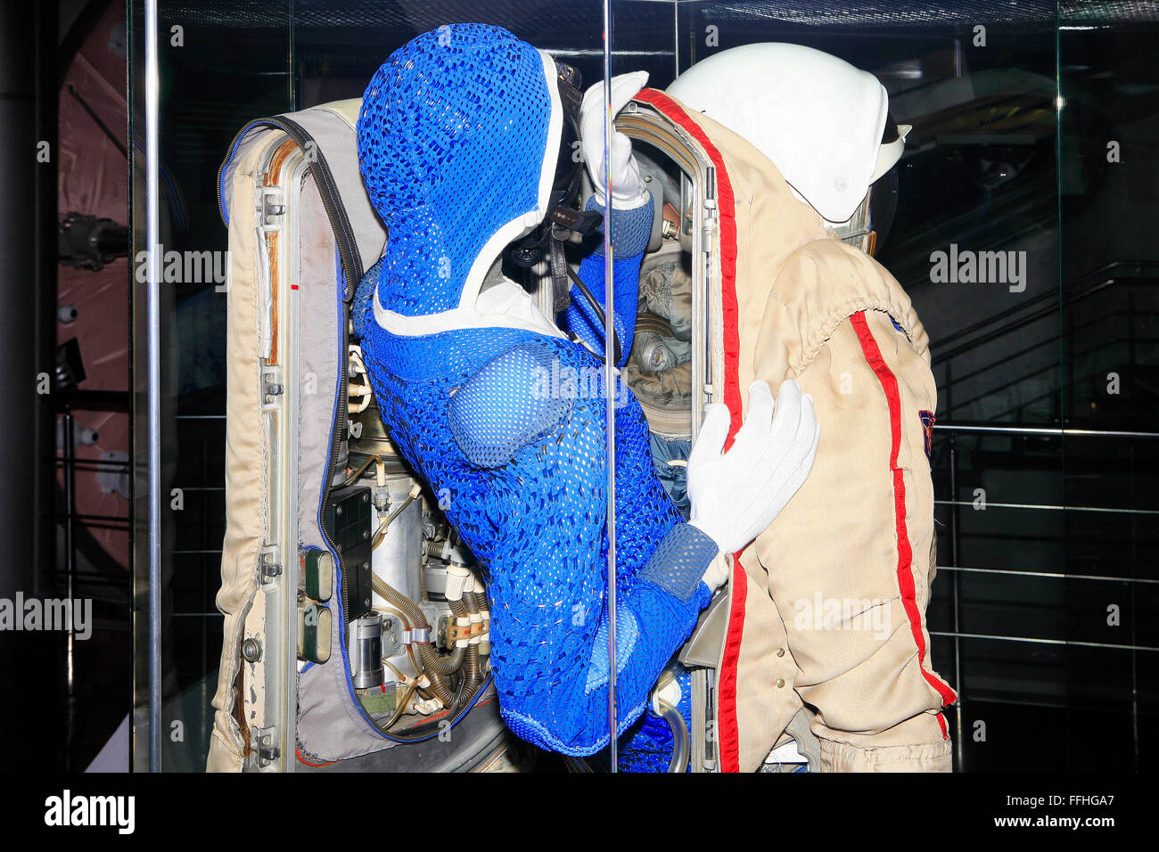 Un cosmonauta russo in un volo blu suit inserendo la sua tuta spaziale presso il Museo Memoriale della Cosmonautica di Mosca, Russia Foto Stock