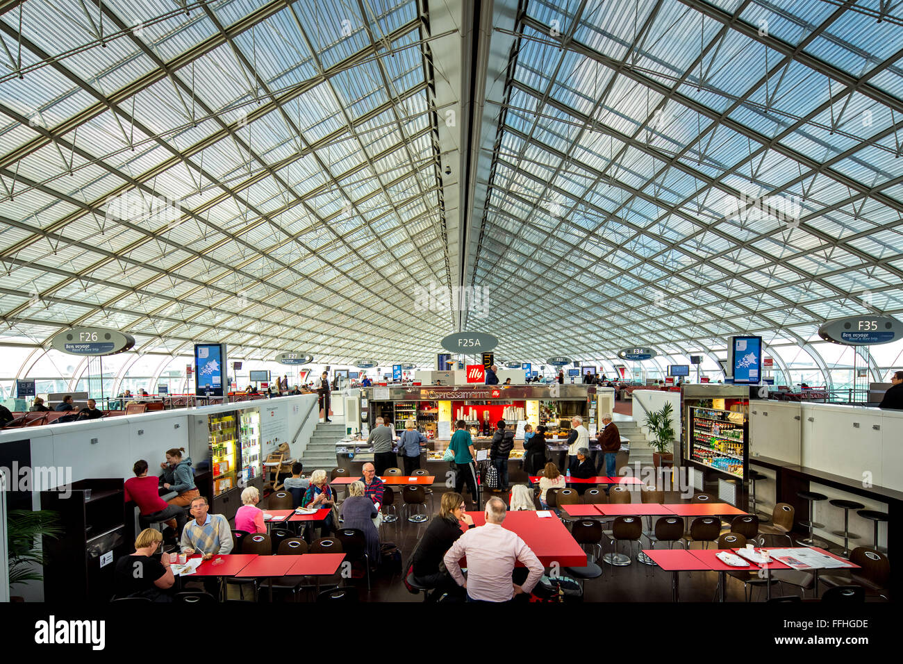 In attesa all'aeroporto di Parigi, l'aeroporto ristorante, snack e fast food, i voli AIR FRANCE, informazioni di volo, aeroporto CDG Foto Stock