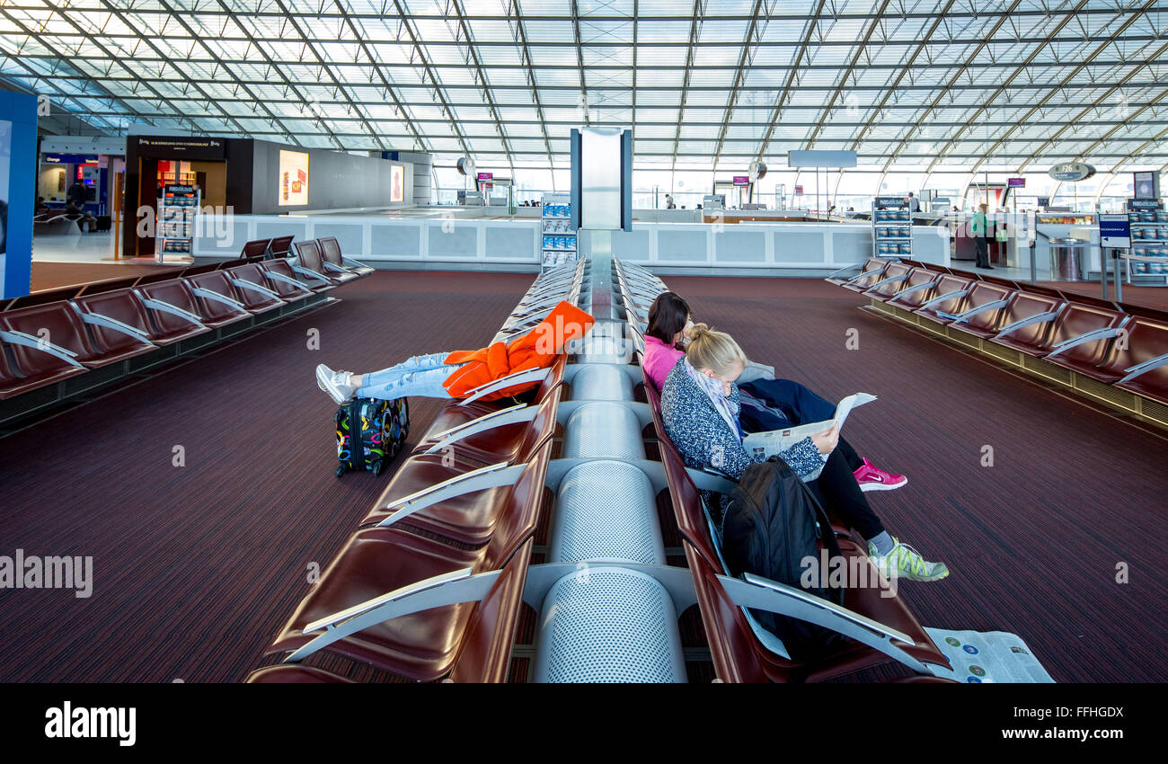 In attesa all'aeroporto di Parigi, i voli Air France, informazioni di volo, aeroporto CDG, Charles de Gaule, transito Hall, Concourse, Foto Stock