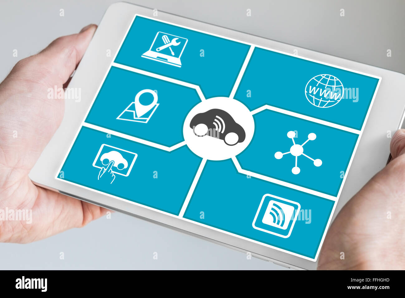 Collegato auto e digitale il concetto di mobilità. Mano azienda moderna tablet. Foto Stock