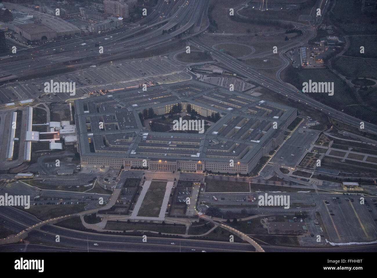 Washington, Distretto di Columbia, Stati Uniti d'America. Xiii Febbraio, 2016. Vista aerea del Pentagono da un aereo commerciale prima dell'alba del Sabato, 13 febbraio 2016.Credit: Ron Sachs/CNP © Ron Sachs/CNP/ZUMA filo/Alamy Live News Foto Stock