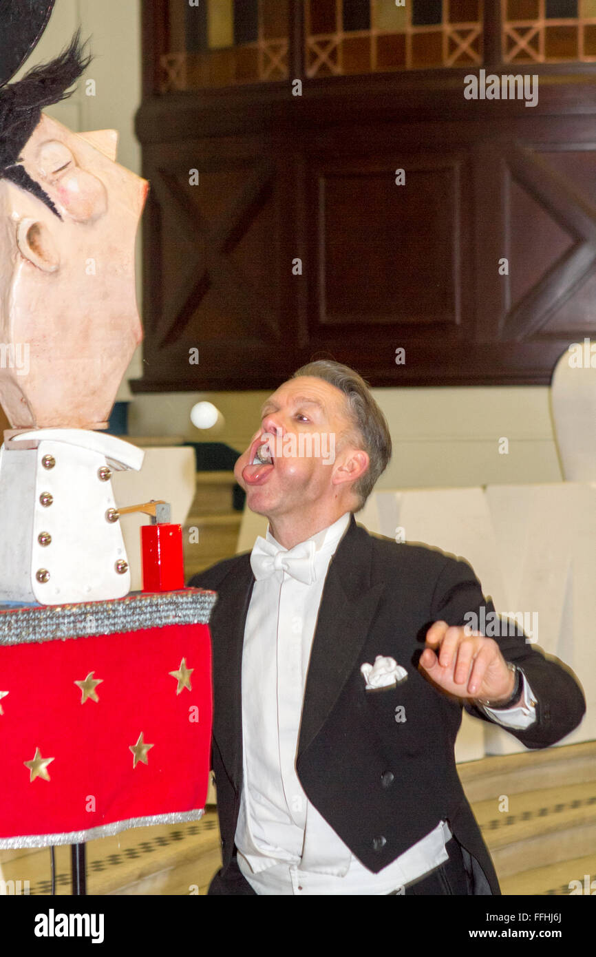 Showzam! Città del circo, giardini invernali, Blackpool, Lancs, Regno Unito 14 Feb 2016. Bocca giocoliere Rod Laver esegue il suo divertente atto a questo anni ShowZam! Evento. Blackpool annuale del Festival del circo di prestazioni e visiti la località balneare oltre la metà termine rottura. Finanziato dal Consiglio delle Arti & Blackpool Bid, animatori e artisti si prega per le migliaia di visitatori che si sono cimentati in città soprattutto per questo evento annuale. Credito: Cernan Elias/Alamy Live News Foto Stock