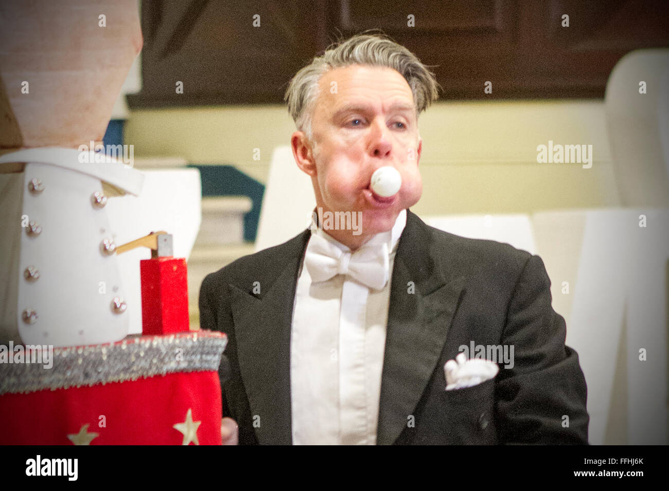 Showzam! Città del circo, giardini invernali, Blackpool, Lancs, Regno Unito 14 Feb 2016. Bocca giocoliere Rod Laver esegue il suo divertente atto a questo anni ShowZam! Evento. Blackpool annuale del Festival del circo di prestazioni e visiti la località balneare oltre la metà termine rottura. Finanziato dal Consiglio delle Arti & Blackpool Bid, animatori e artisti si prega per le migliaia di visitatori che si sono cimentati in città soprattutto per questo evento annuale. Credito: Cernan Elias/Alamy Live News Foto Stock