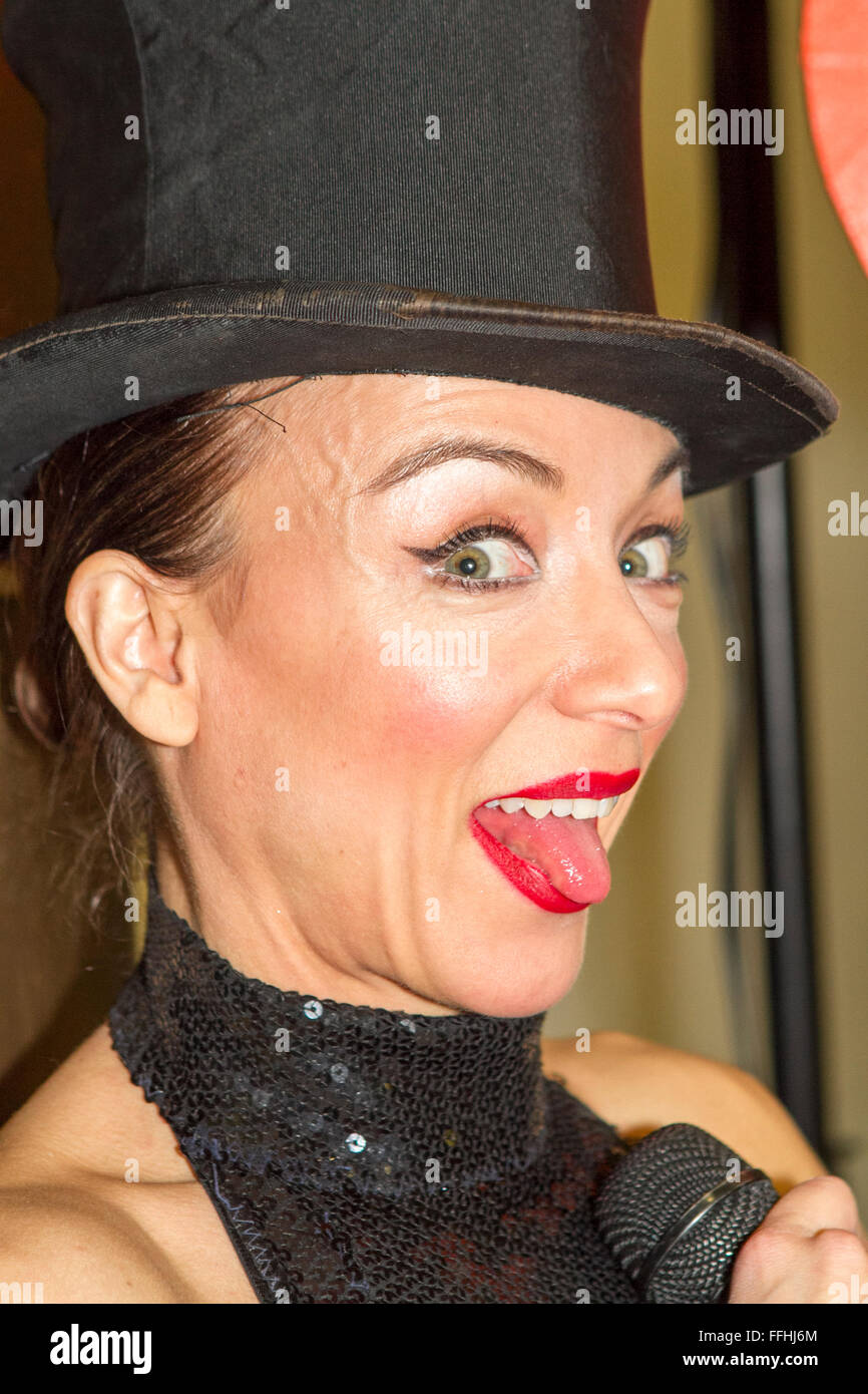 Showzam! Città del circo, giardini invernali, Blackpool, Lancs, Regno Unito 14 Feb 2016. Hula cerchiatura funny girl Abigail Collins esegue il suo divertente atto a questo anni ShowZam! Evento. Blackpool annuale del Festival del circo di prestazioni e visiti la località balneare oltre la metà termine rottura. Finanziato dal Consiglio delle Arti & Blackpool Bid, animatori e artisti si prega per le migliaia di visitatori che si sono cimentati in città soprattutto per questo evento annuale. Credito: Cernan Elias/Alamy Live News Foto Stock