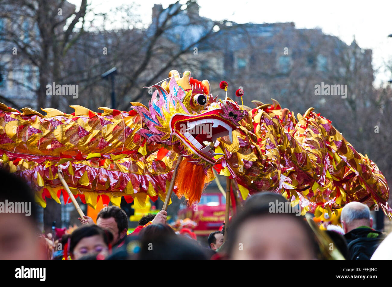 Londra, Regno Unito. Xiv Feb, 2016. Drago Cinese danzatori presso il Nuovo Anno Cinese Parade 2016 nel centro di Londra, la più grande celebrazione al di fuori dell'Asia. Gli artisti interpreti o esecutori in costume ha preso parte nel Nuovo Anno Cinese Parade lungo Charing Cross Road e Chinatown, con ulteriori celebrazioni in Trafalgar Square. La manifestazione è organizzata da Londra Chinatown Associazione Cinese. Credito: Dinendra Haria/Alamy Live News Foto Stock