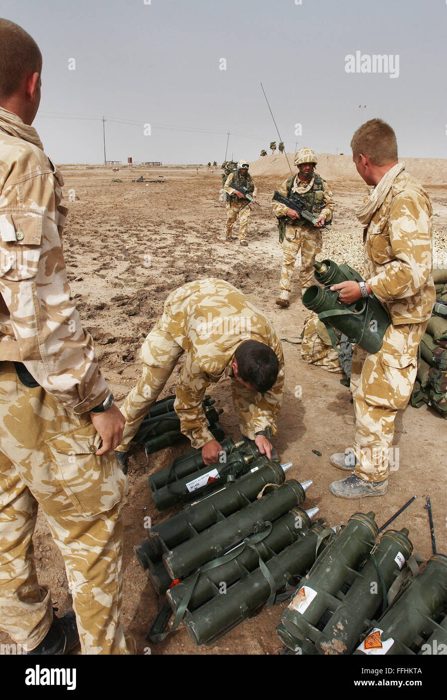 Il consolidamento del terreno, mortarmen da 40 Commando Royal Marines che preparano la loro posizione sul primo giorno della seconda guerra in Iraq Foto Stock