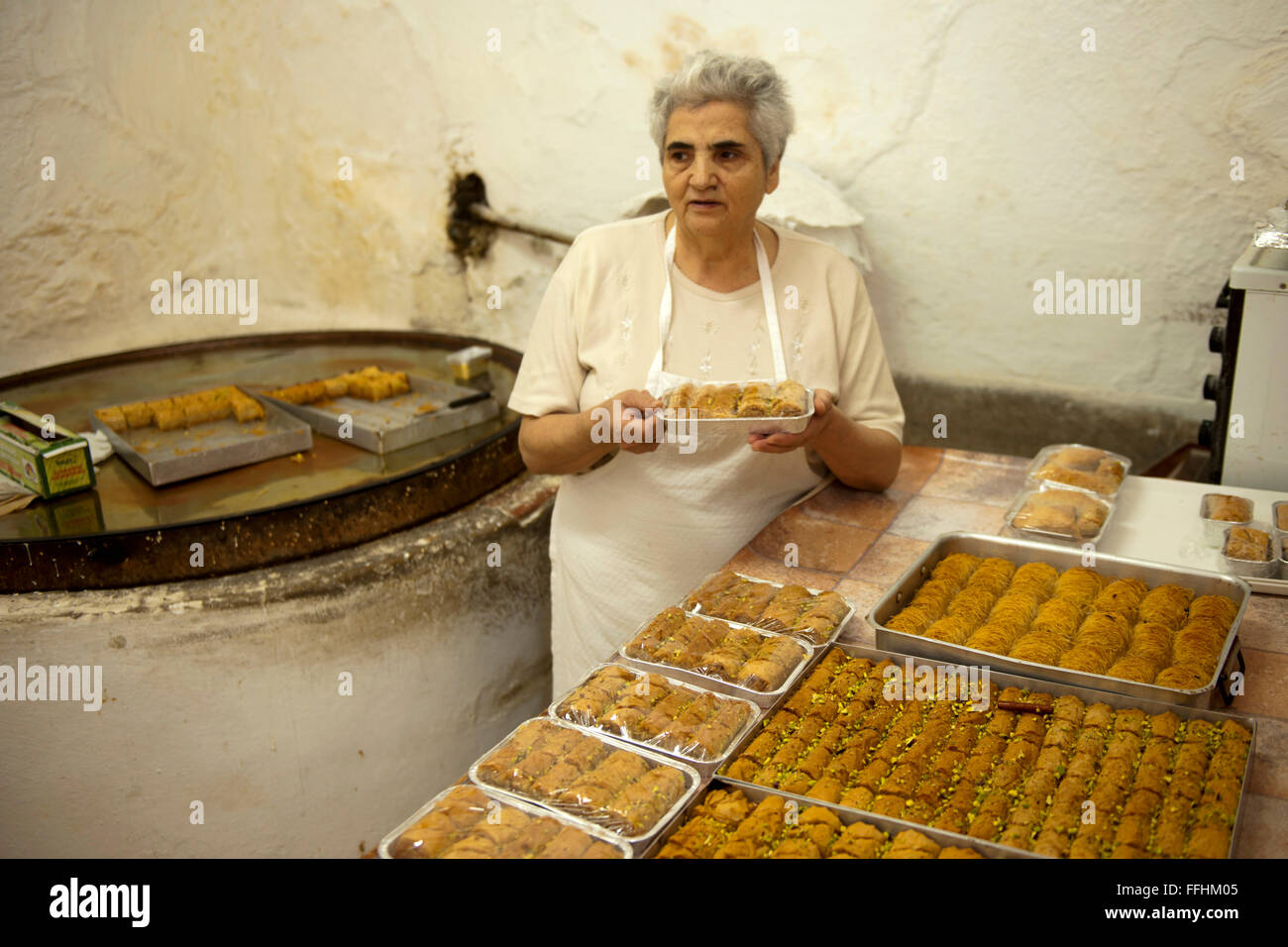 Griechenland, Kreta, Rethimno, baklava und Kadaifi, Frau des Bäckers Giorgos Hatziparaskos, Odos Vernardou 30 Foto Stock