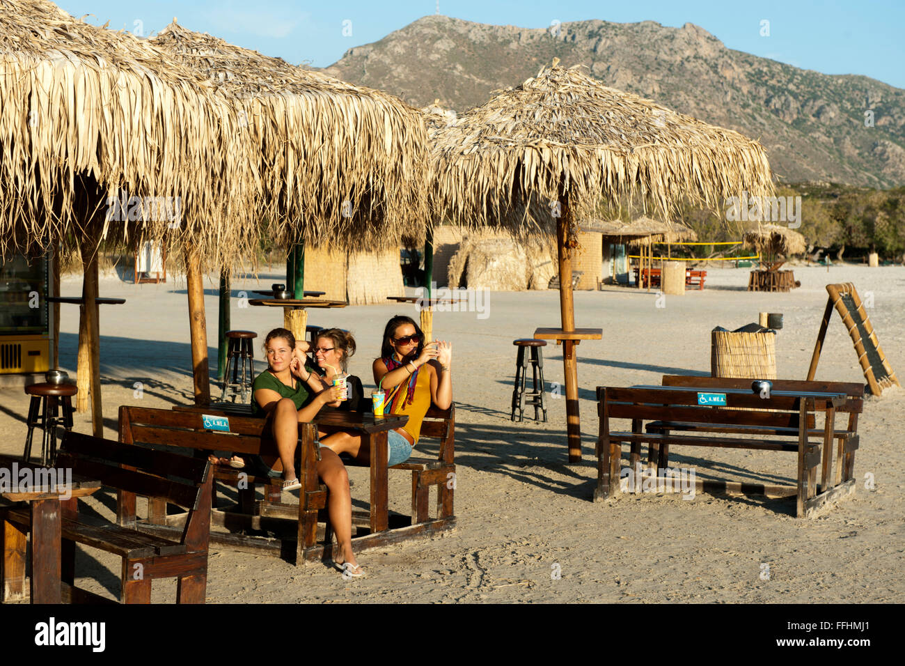 Griechenland, Kreta, Westküste, Elafonissi, eine kleine Insel die bei ruhigem Wetter ohne Wellengang mit Kreta durch einen Sands Foto Stock