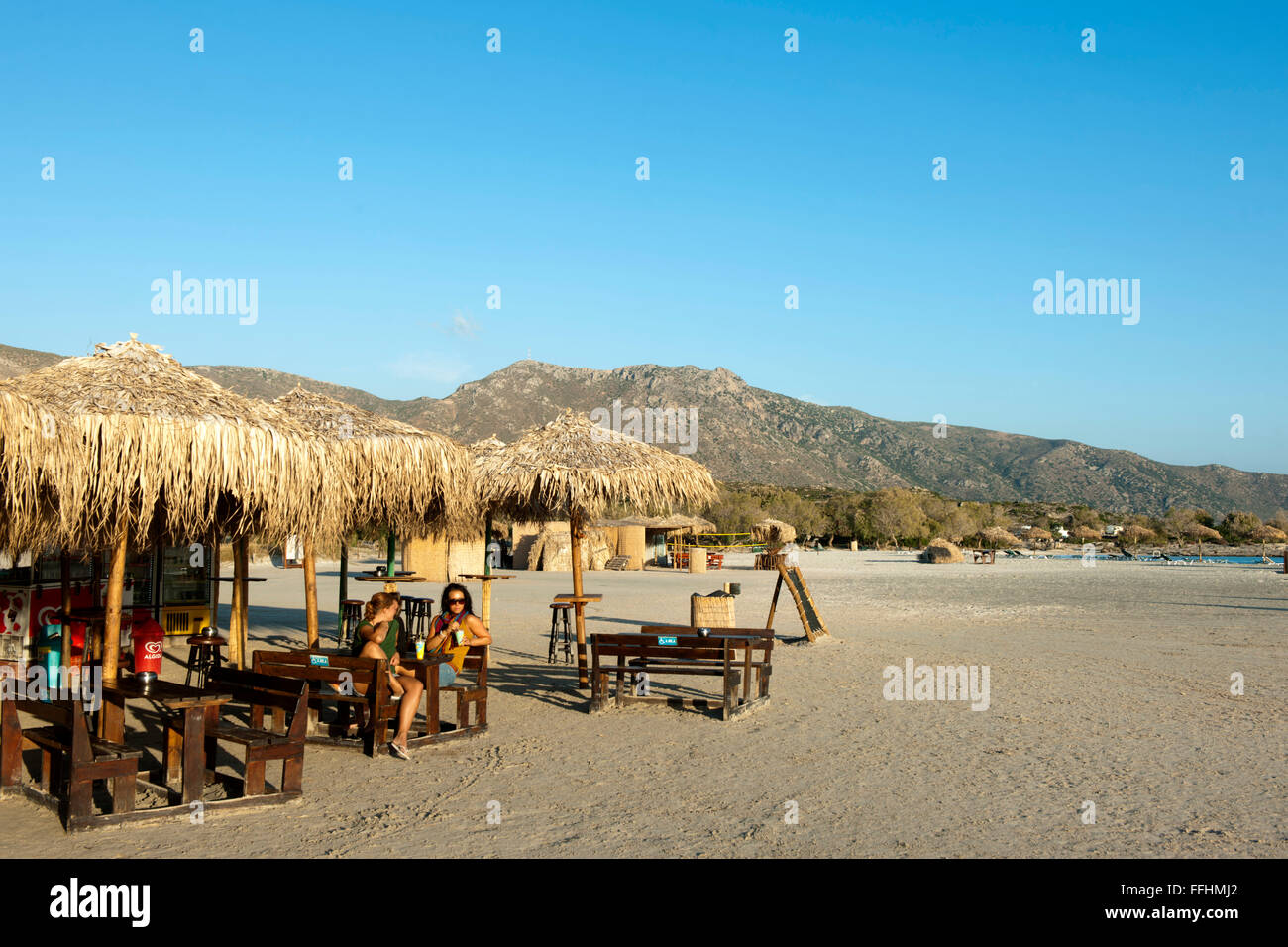 Griechenland, Kreta, Westküste, Elafonissi, eine kleine Insel die bei ruhigem Wetter ohne Wellengang mit Kreta durch einen Sands Foto Stock