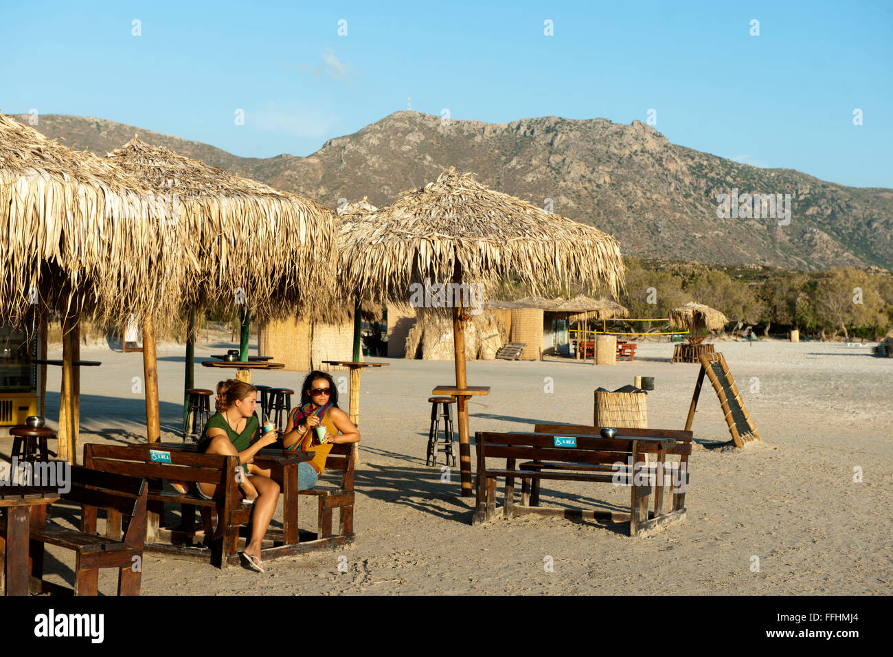 Griechenland, Kreta, Westküste, Elafonissi, eine kleine Insel die bei ruhigem Wetter ohne Wellengang mit Kreta durch einen Sands Foto Stock