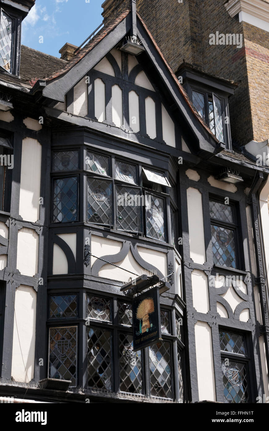 Wheatsheaf pub, un tradizionale pub inglese a Londra, Regno Unito. Foto Stock