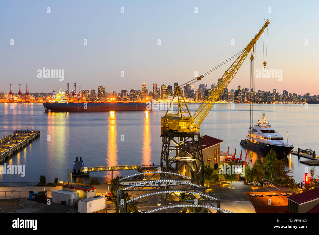Autogru Heritage presso l'ex Wallace Shipyards vicino a Lonsdale Quay, North Vancouver, Canada. Il centro di Vancouver si trova di fronte al porto. Foto Stock