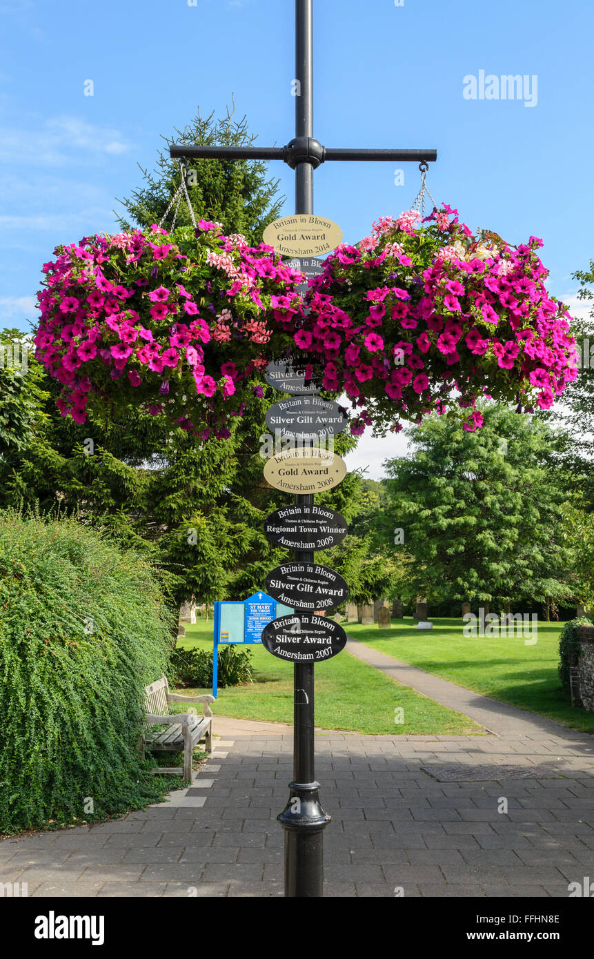 Placche in Old Amersham, Buckinghamshire, Inghilterra, Regno Unito celebra la città di successo in Gran Bretagna in fiore concorso. Foto Stock