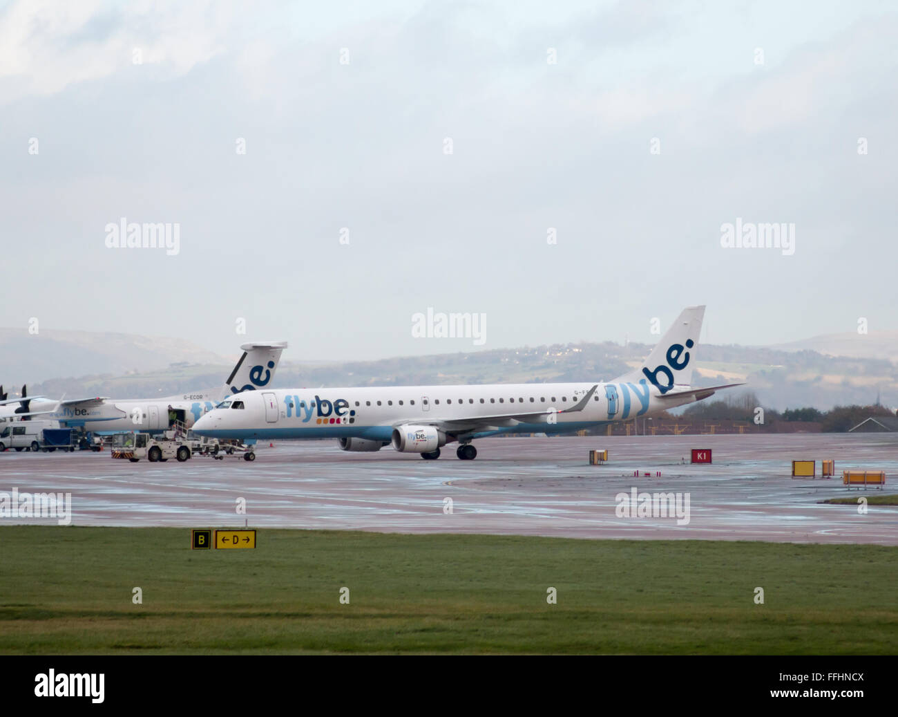 Flybe Embraer E195 corpo stretto passeggeri regionale piano (G-FBEH) rullaggio sull'Aeroporto Internazionale di Manchester asfalto. Foto Stock