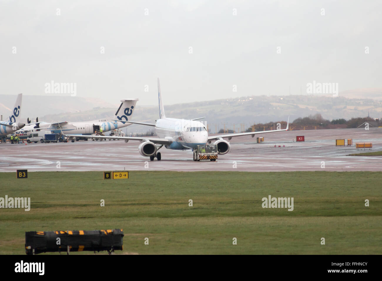 Flybe Embraer E195 corpo stretto passeggeri regionale piano (G-FBEH) rullaggio sull'Aeroporto Internazionale di Manchester asfalto. Foto Stock