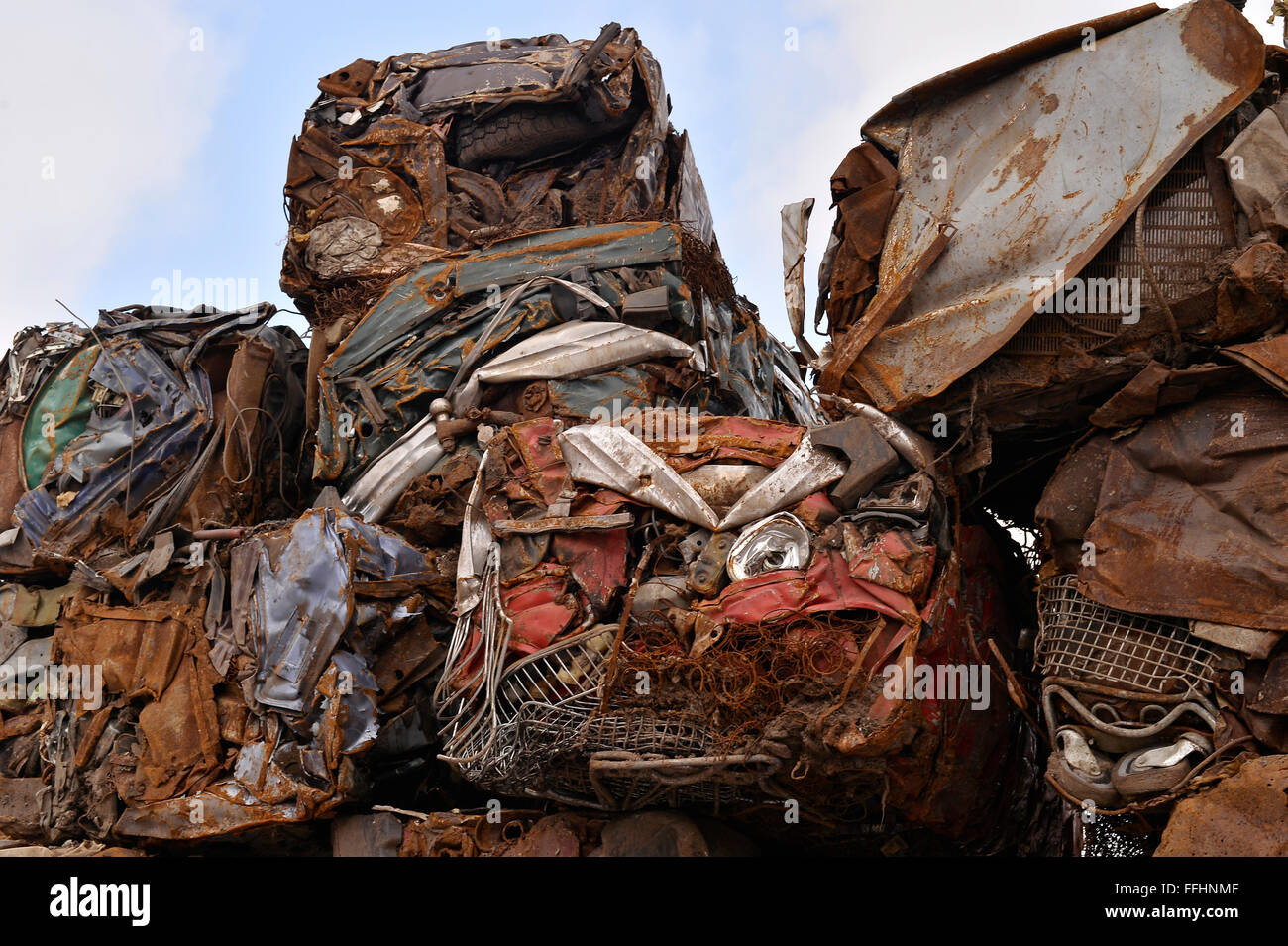 Un mucchio di automobili compresso in blocchi per l'elaborazione. Foto Stock