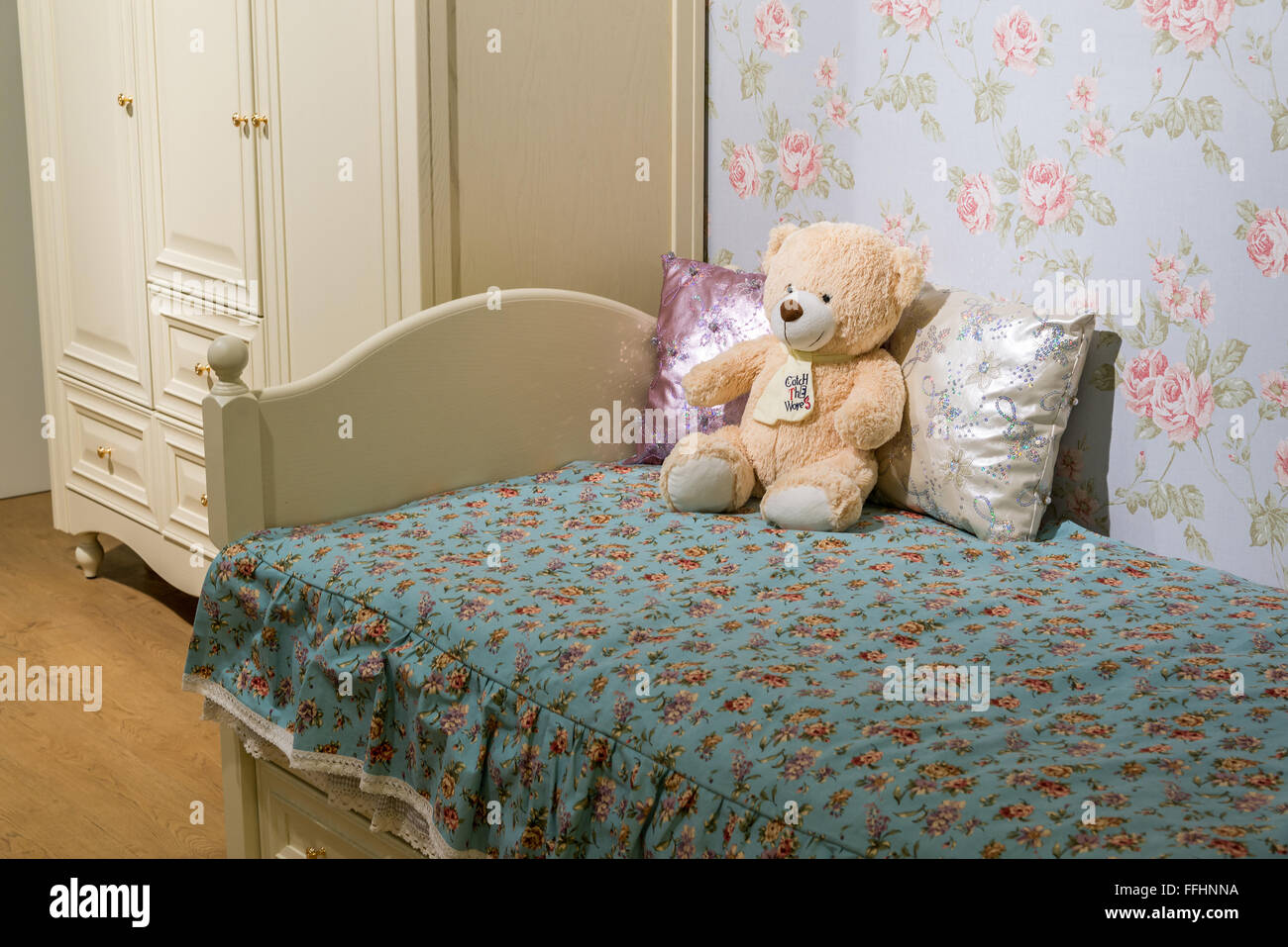 Dettaglio delle camere da letto per ragazze con un orsacchiotto di peluche Foto Stock