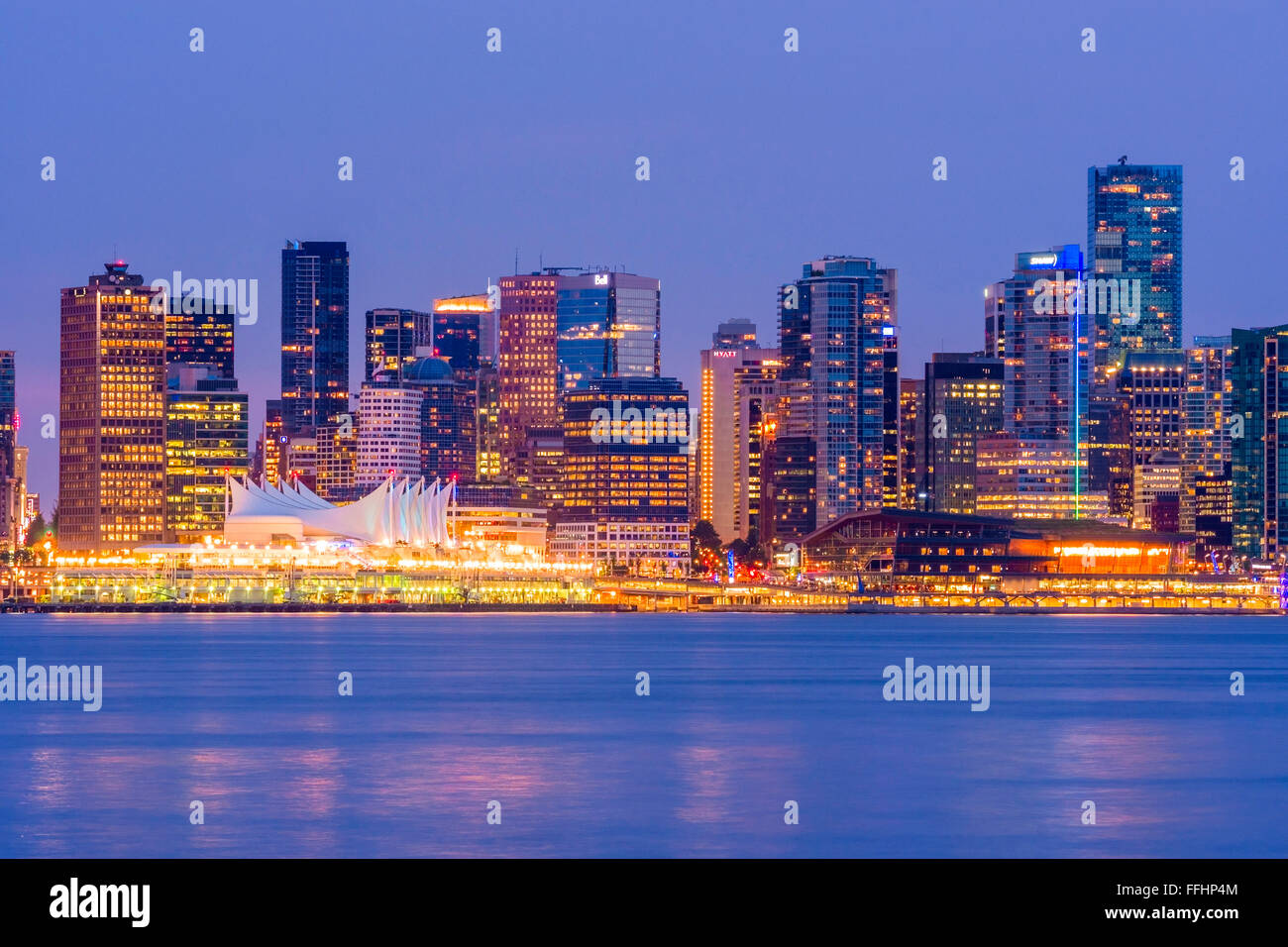 Vista notturna del centro cittadino di Vancouver skyline visto da North Vancouver, BC, Canada Foto Stock