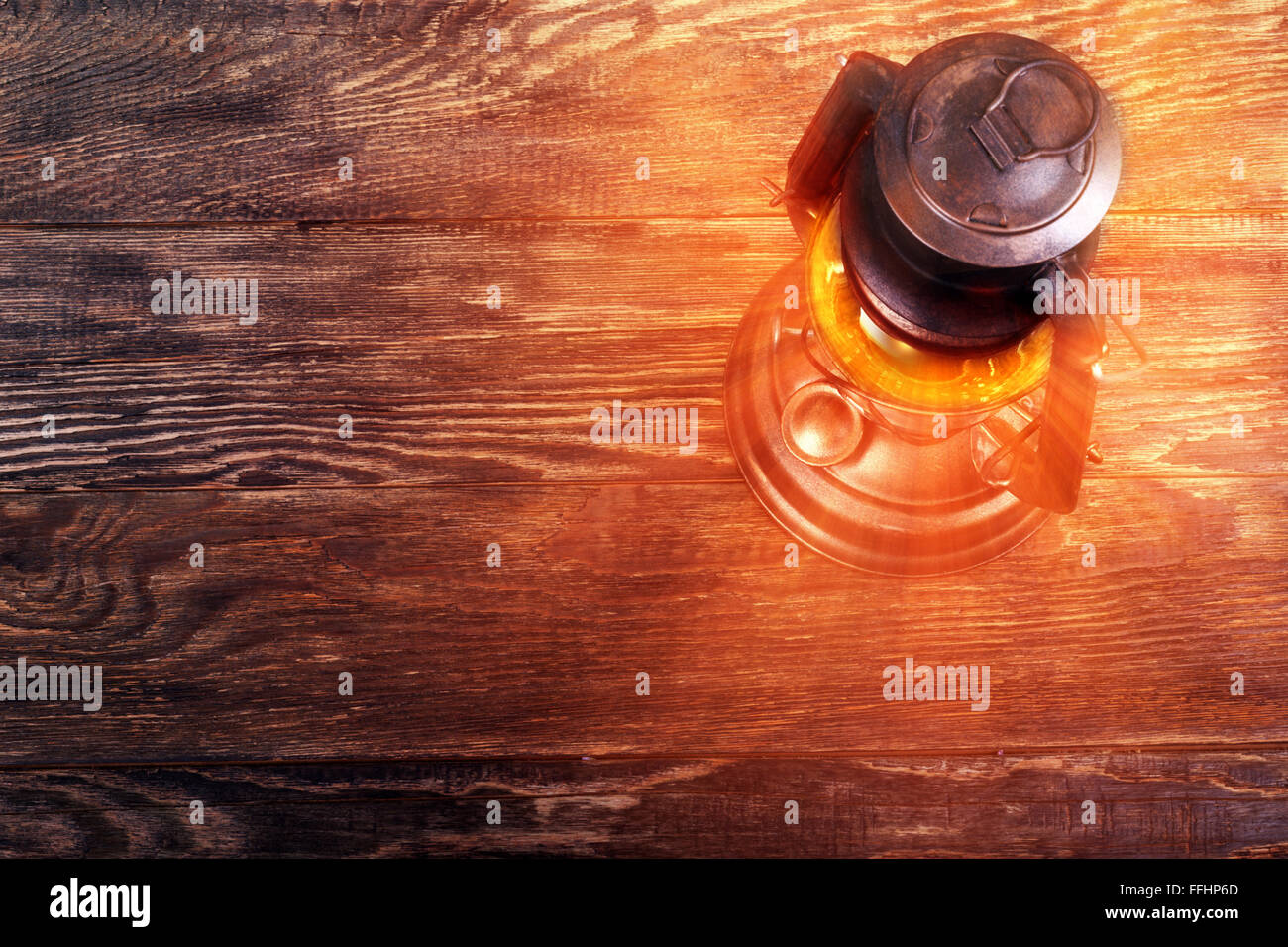 Vecchio arrugginito lanterna di kerosene su legno piano strutturato Foto Stock