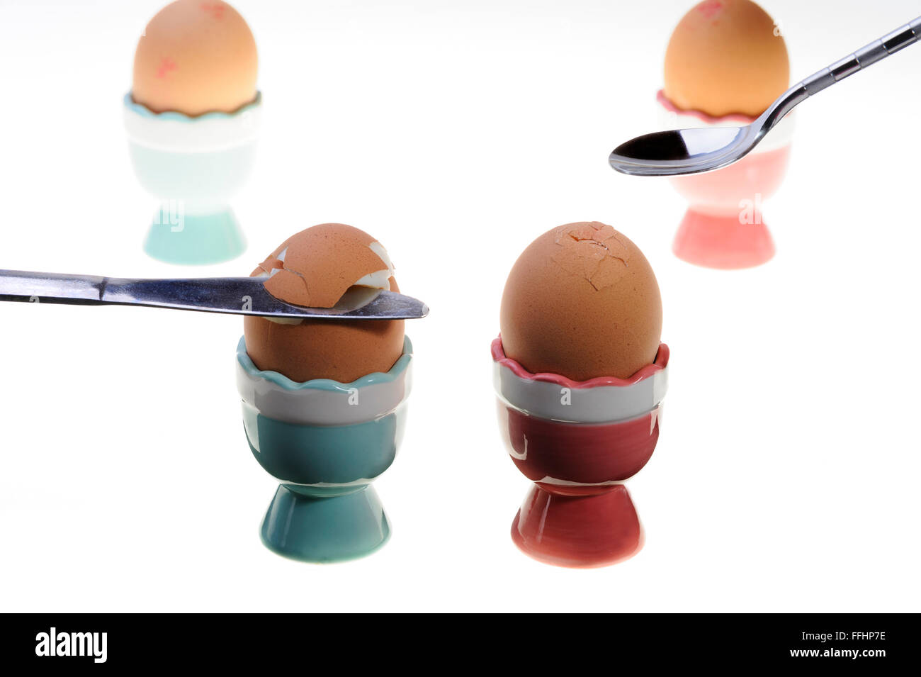 Due uova sode pronto per mangiare e due più in background. Foto Stock
