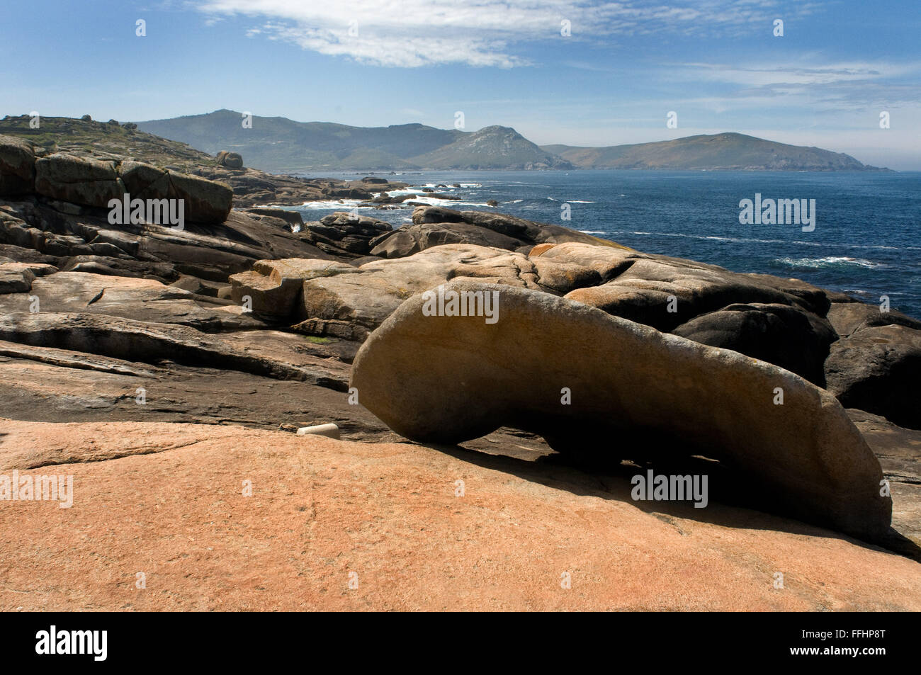 Modo di San Giacomo, Ruta Jacobea. A Muxia. Il 'Pedra dos Cadrís', che secondo la leggenda cristiana simboleggiano la vela del b Foto Stock