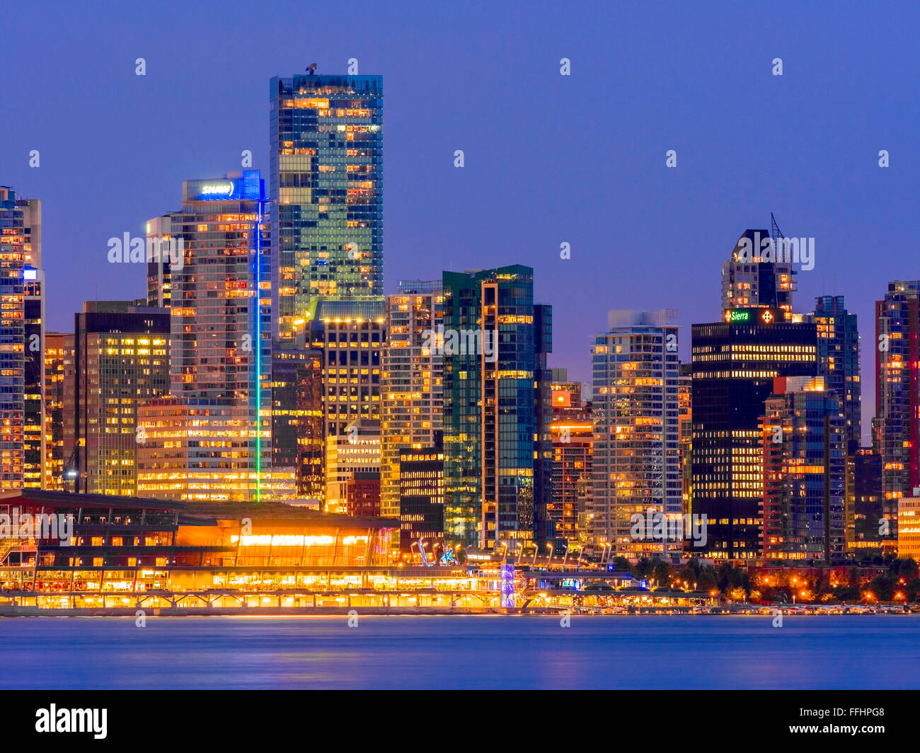 Vista notturna del centro cittadino di Vancouver skyline visto da North Vancouver, BC, Canada Foto Stock