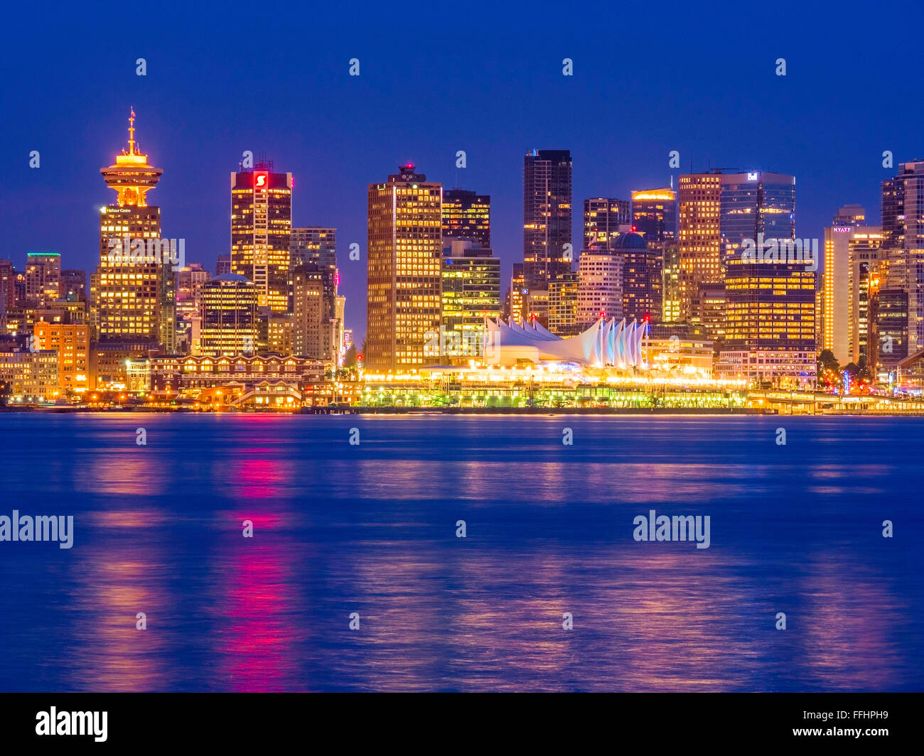 Vista notturna del centro cittadino di Vancouver skyline visto da North Vancouver, BC, Canada Foto Stock