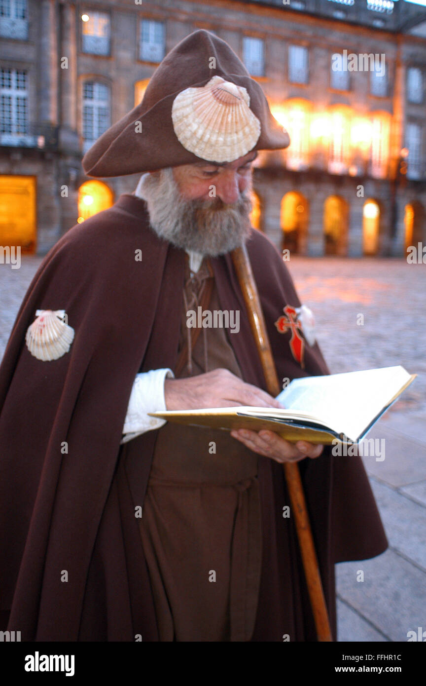 Modo di San Giacomo, Ruta Jacobea. Pellegrino in Santiago Cathedral. Praza do Obradoiro. Santiago de Compostela. Il St James W Foto Stock