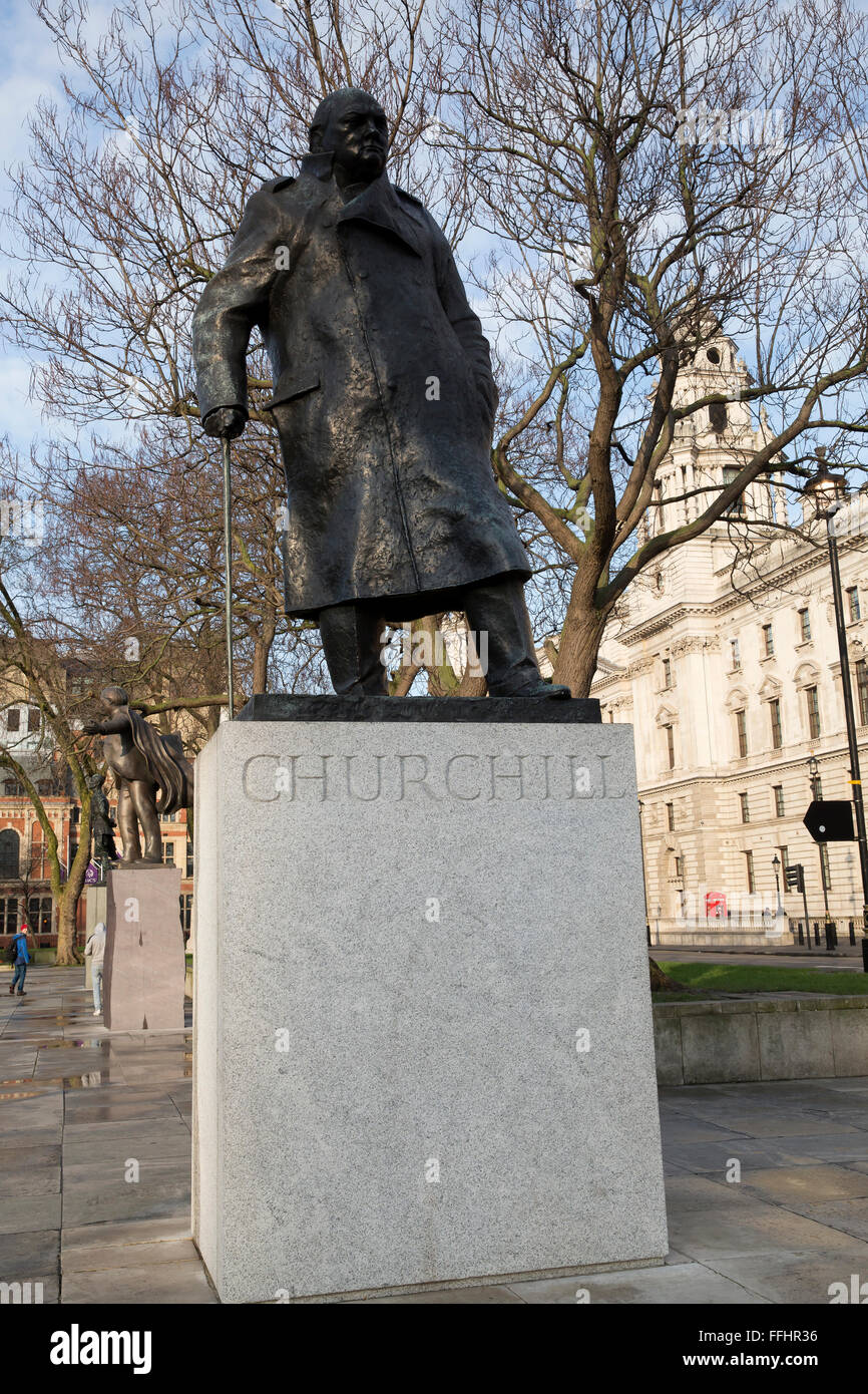 Westminster, Regno Unito. 14 feb 2016. Regno Unito: meteo Blue Skies over Winston Churchill della statua a Londra il giorno di San Valentino. Credito: Keith Larby/Alamy Live News Foto Stock