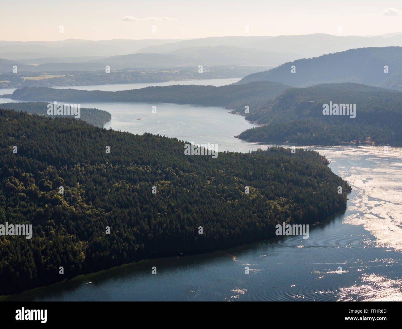 Vista verso sud a Sansum si restringe da Baynes picco in corrispondenza della sommità del monte Maxwell, Salt Spring Island, BC, Canada Foto Stock