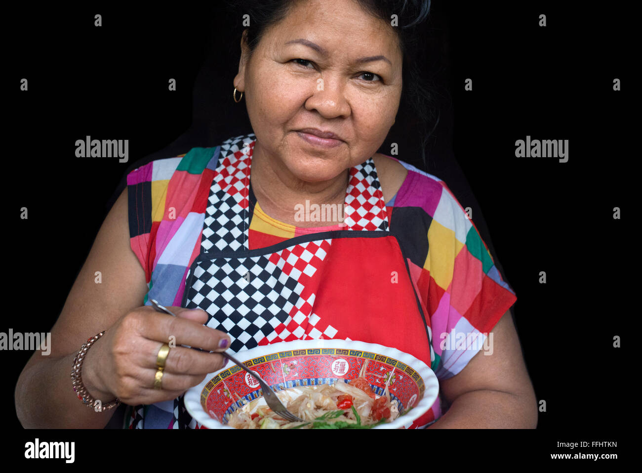 Una donna di mangiare un tipico verde insalata di papaia per le strade di Bangkok. Questo papaia verde insalata, noto anche come "om tam', è popu Foto Stock