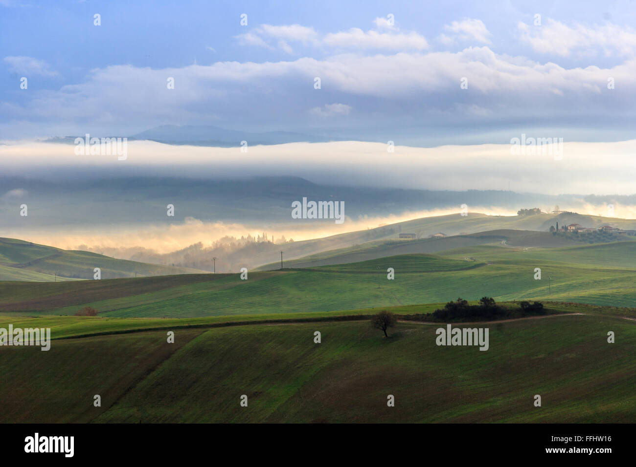 Paesaggio toscano con le nuvole e la nebbia Foto Stock