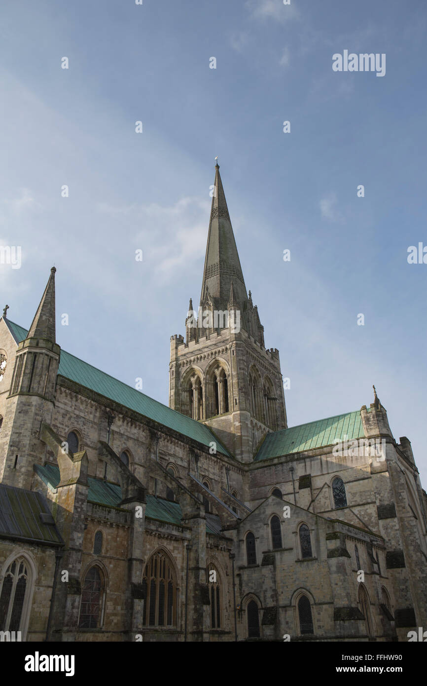 Vista imponente del lato nord di Chichester Cathedral impressionante architettura soprattutto molto alta guglia. Foto Stock