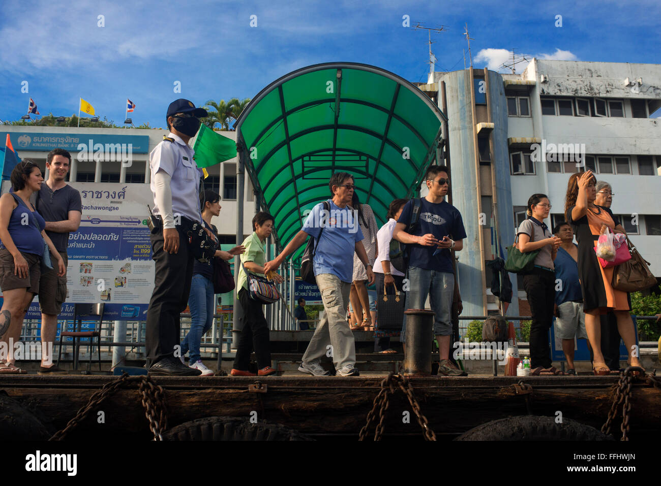 Chao Praya Express fermata della barca. Bangkok, battello pubblico, traghetto. Bangkok. Asia. Il fiume Chao Phraya è un ottimo modo per ottenere intorno Foto Stock