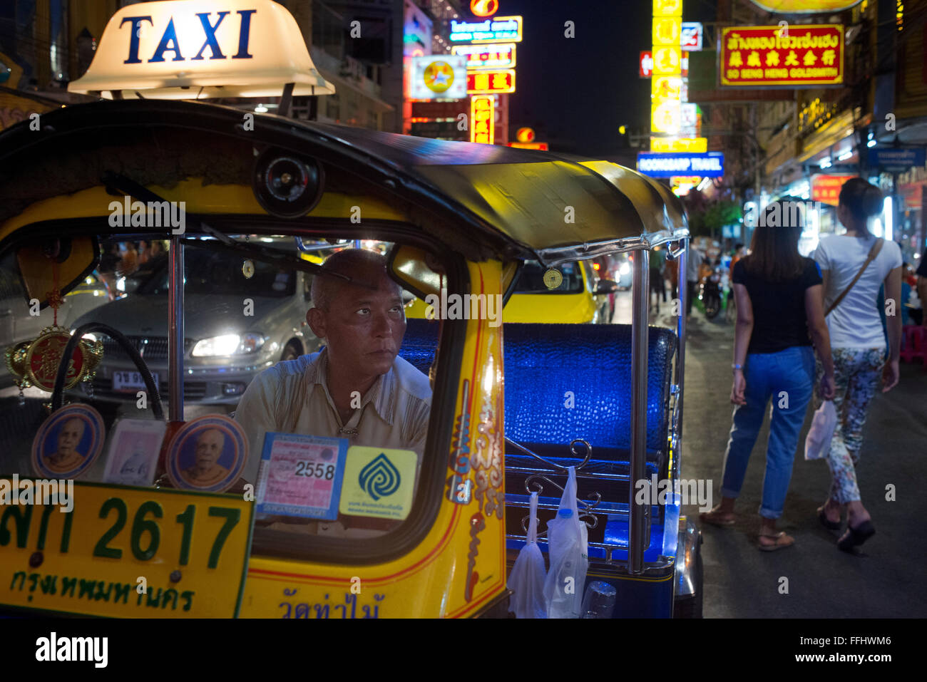 Un tuk tuk taxi in strada. Visualizza in basso Thanon Yaowarat road a notte nel centro di quartiere Chinatown di Bangkok in Thailandia. Yaowarat Foto Stock