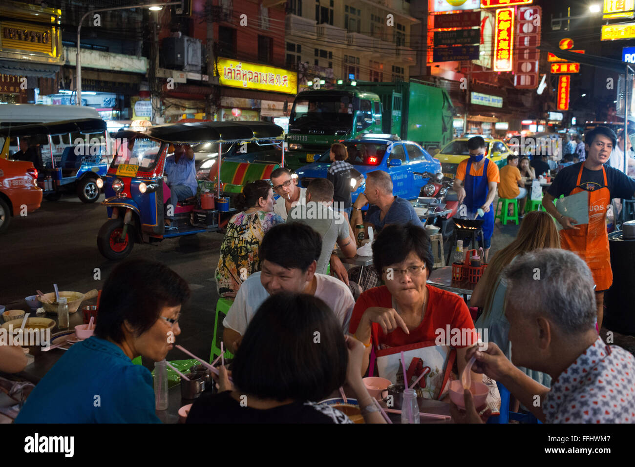 I ristoranti e i locali della vita notturna in Thanon Yaowarat road a notte nel centro di quartiere Chinatown di Bangkok in Thailandia. Yaowarat e Phahu Foto Stock