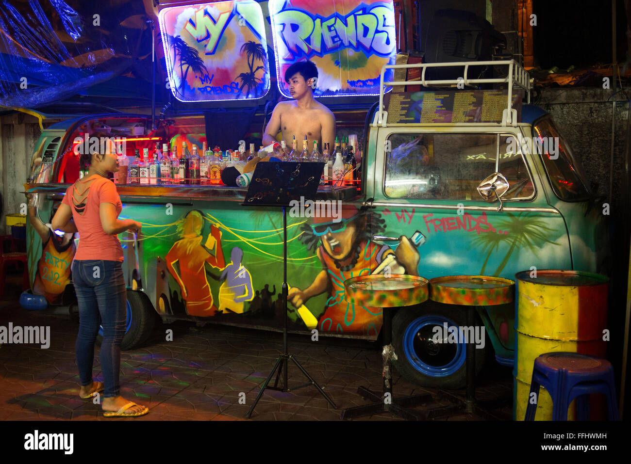 Un VW bus Volkswagen cocktail bar in Soi Rambuttri. Bangkok. Prendi una birra con ghiaccio o un cocktail presso uno dei pop-up bar e p Foto Stock