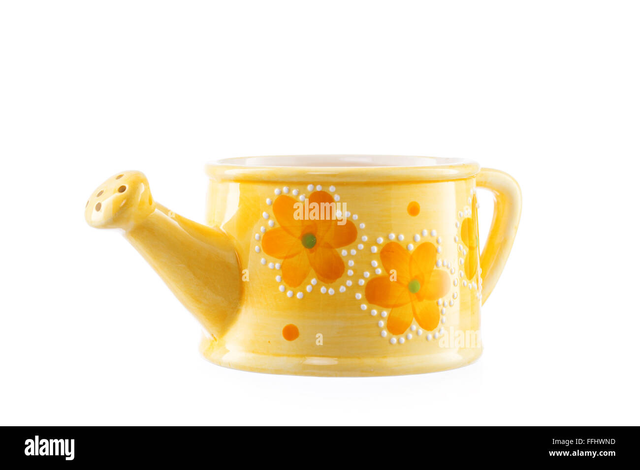 Close up della piccola irrigazione in ceramica può su bianco Foto Stock